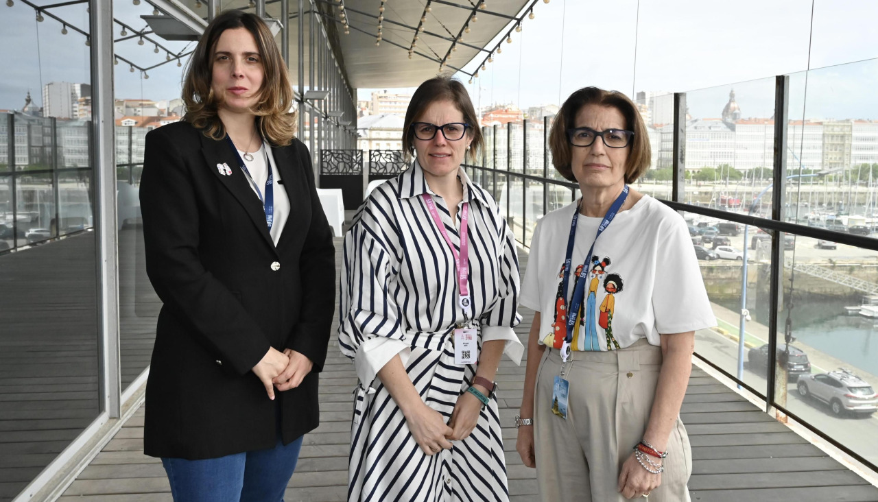 Sara Marinas y Pilar Río, de la Asociación Aebro, y Paz Vaquero, directora de SeparPacientes, esta mañana en Palexco
