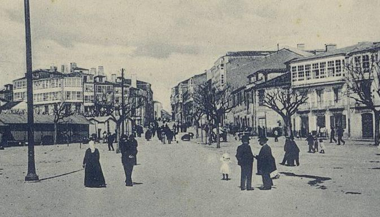 Vista de la plaza de España y la calle de la Torre en los años 20, lugar del que se pretendía que partiese el bus