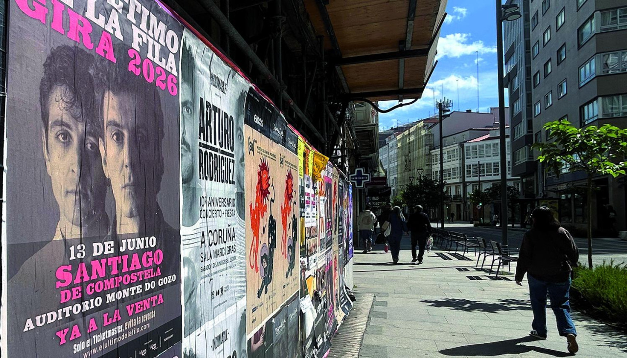 Carteles en A Coruña que anuncian el concierto de El Último de la Fila en Santiago