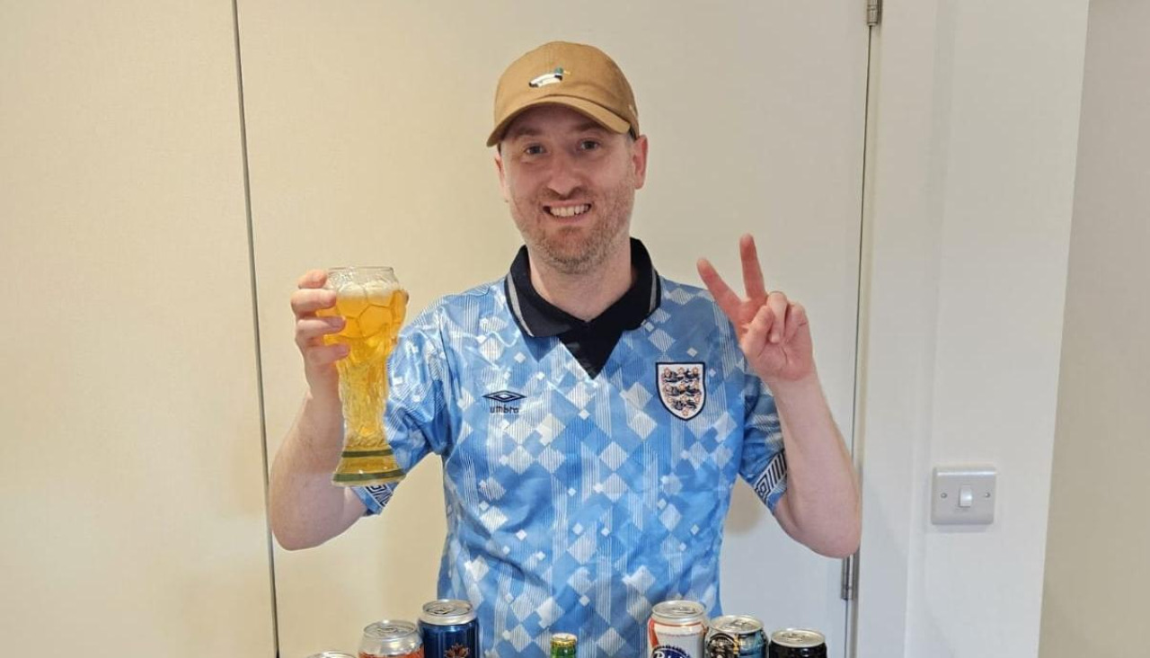 Gus Hully posa con las 48 cervezas