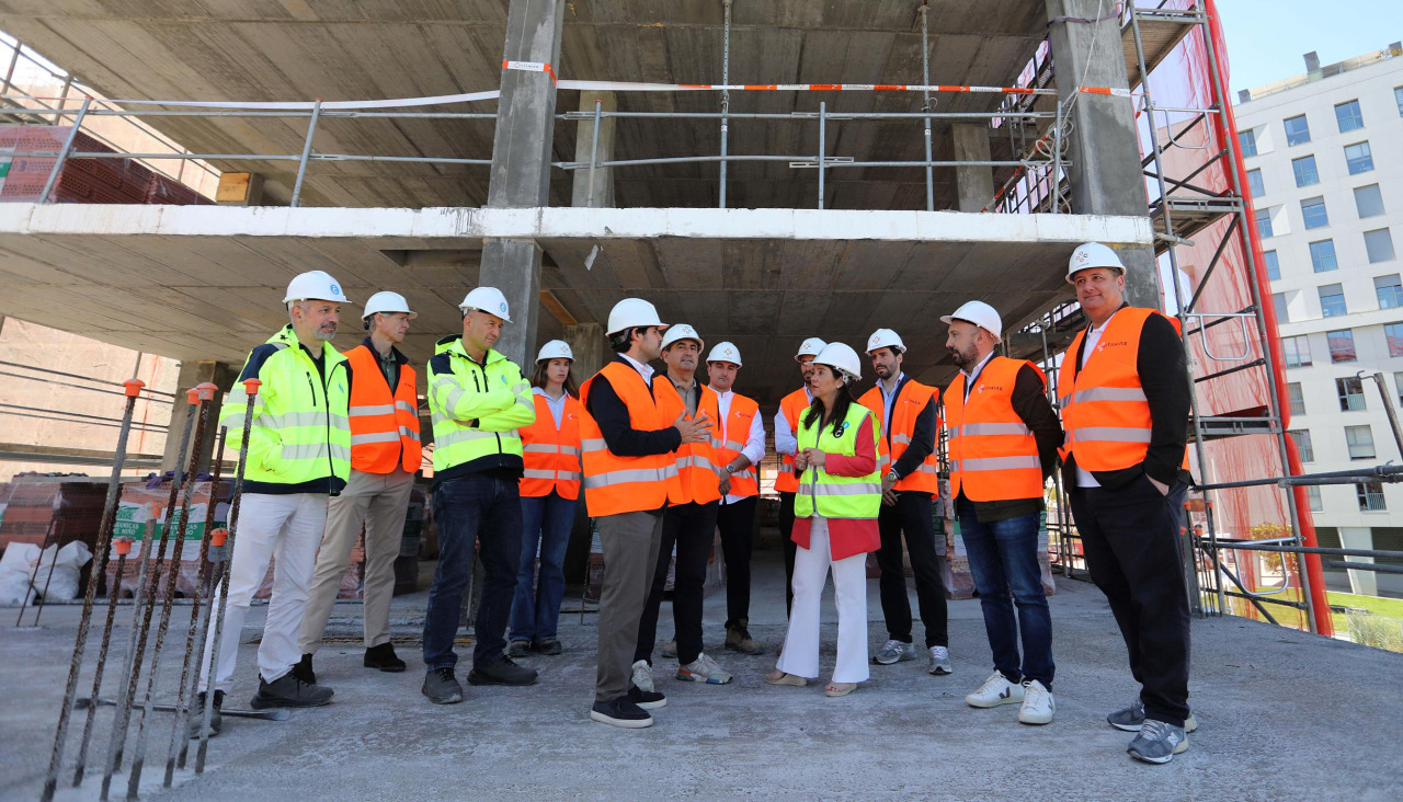 Visita de Inés Rey a las obras del edificio municipal en Xuxán