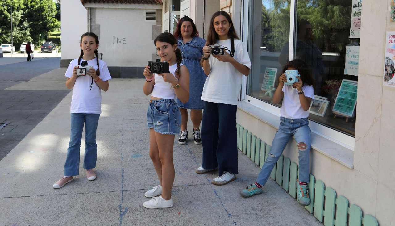 Las alumnas del curso de fotografía de A Barcala, con su profesora