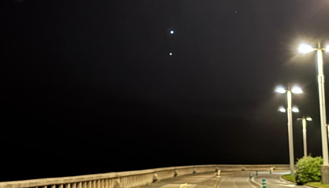 Pasada la medianoche, Venus y Júpiter se mostraron muy cercanos en pleno Paseo Marítimo