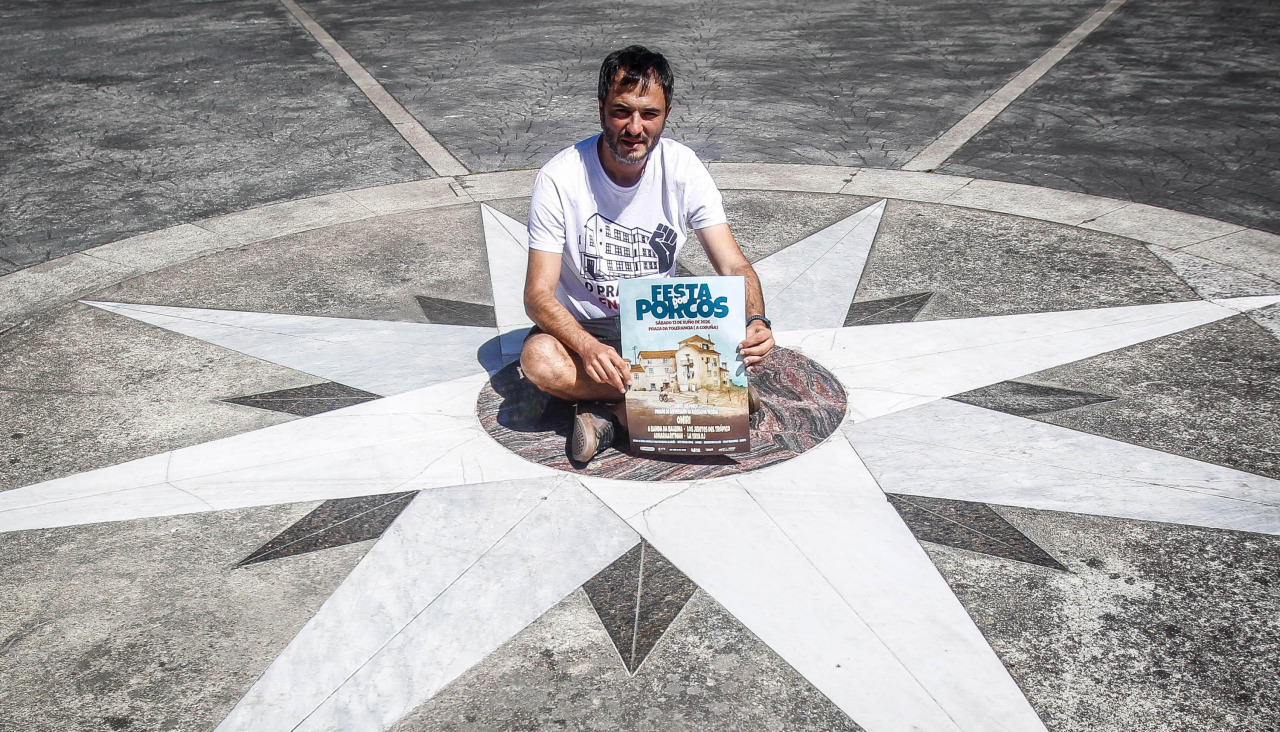 Pablo Leira Canedo, con el cartel de la Festa dos Porcos en la plaza de la Tolerancia