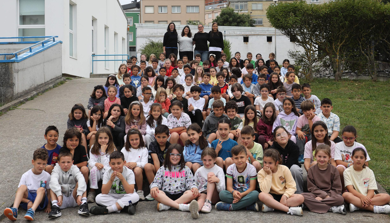 Los alumnos de segundo de Primaria del CEIP Ponte dos Brozos y cuatro de sus tutoras