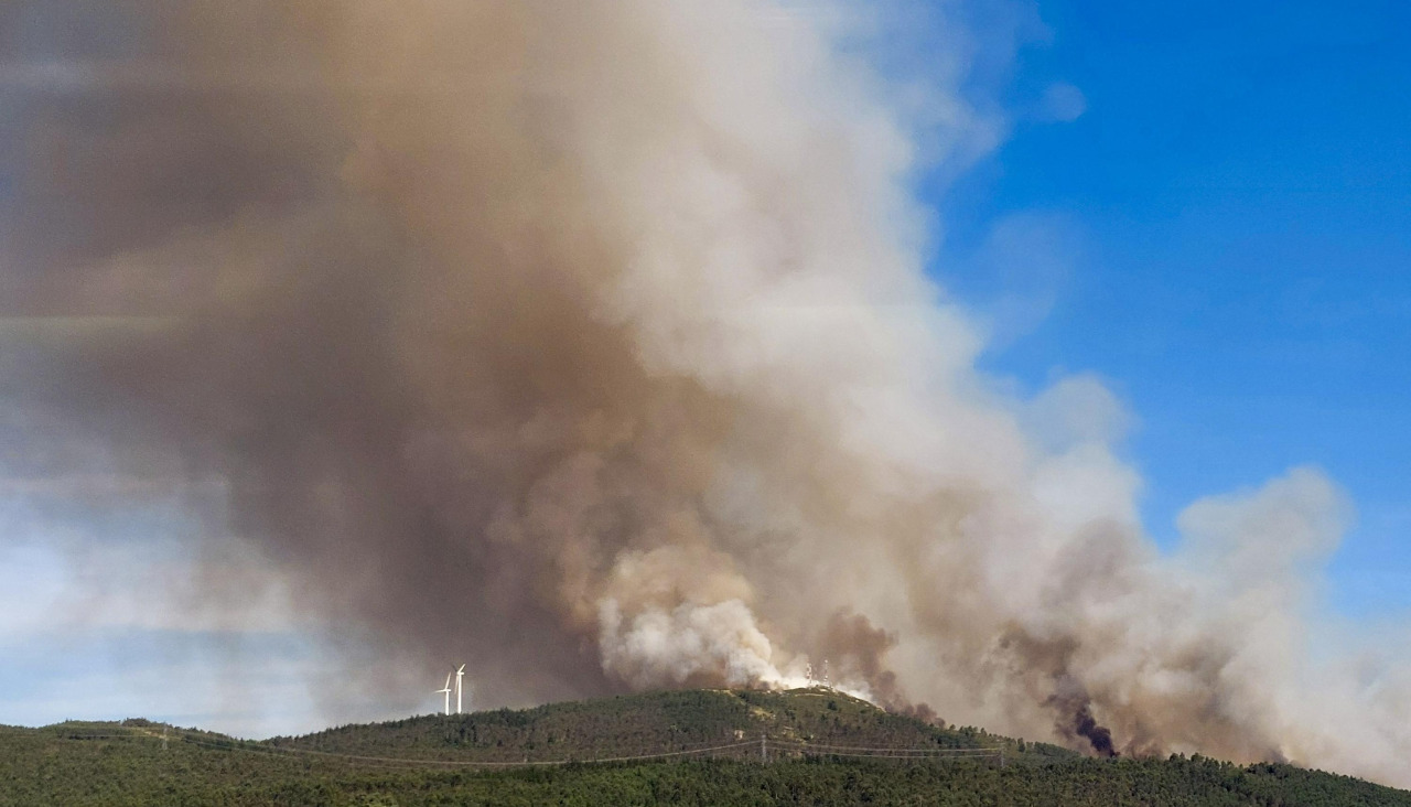 Padrón (A Coruña), 12/06/2026.-  Un incendio activo en el lugar de Herbón, en el municipio de Padrón (A Coruña), supera ya las 20 hectáreas en este viernes con altas temperaturas en Galicia, muy elevadas para la época del año. EFE/Carlos Alberto Fernández