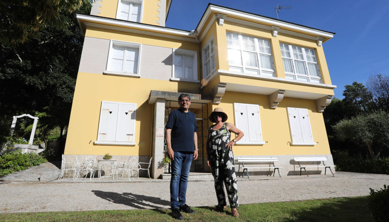 José Luis Castro de Paz y Alicia Longueira, ante Villa Florentina