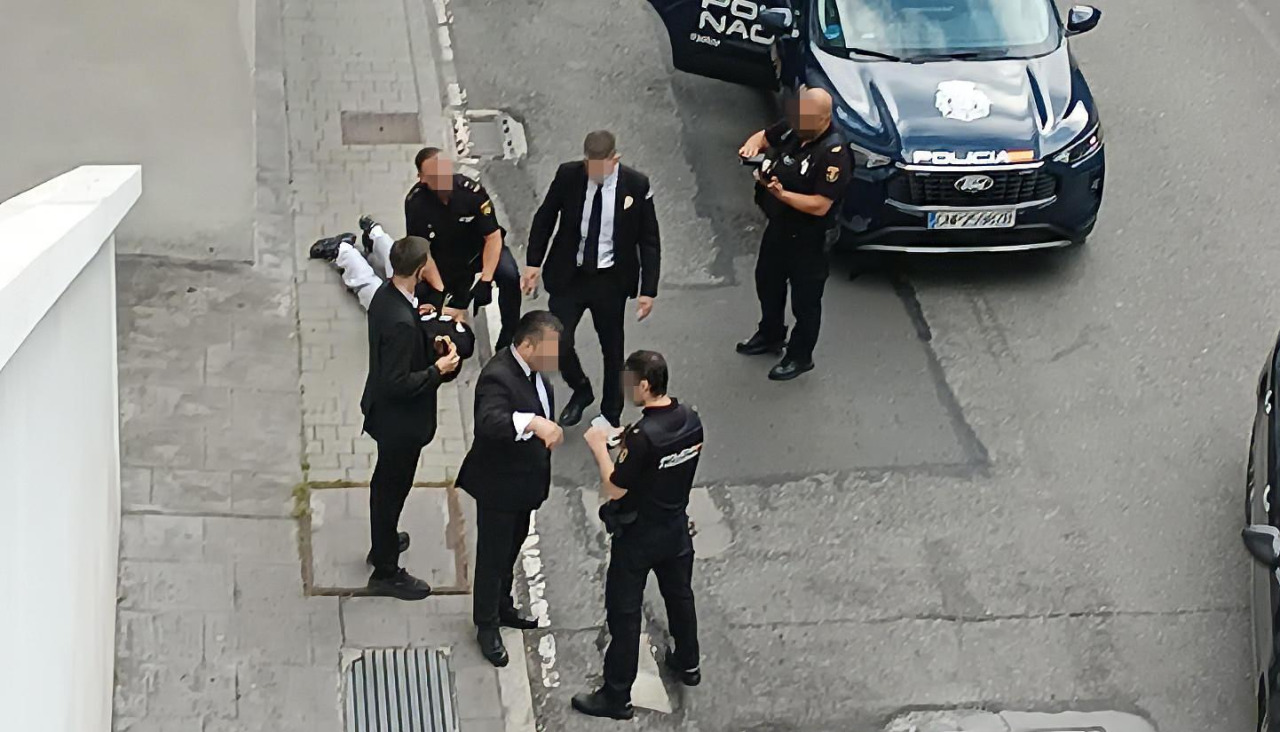 Entrega del menor atrapado en Marineda a la Policía