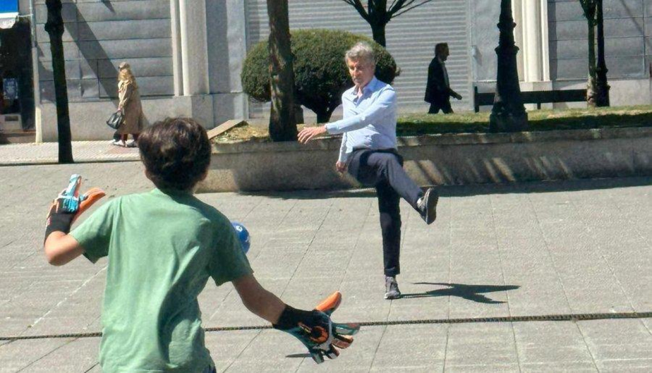 Alberto Núñez Feijóo juega al fútbol con su hijo en la plaza de Vigo