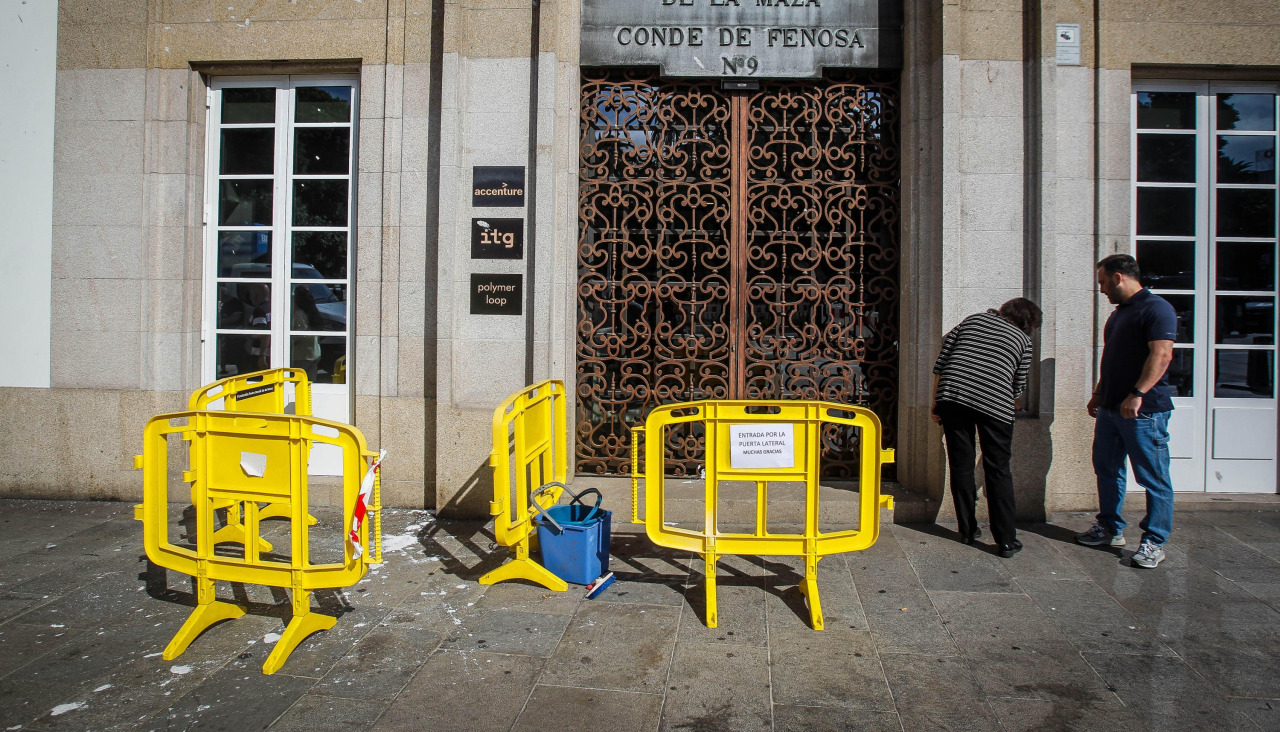 Entrada principal de la Fundación Barrié, esta mañana, vandalizada
