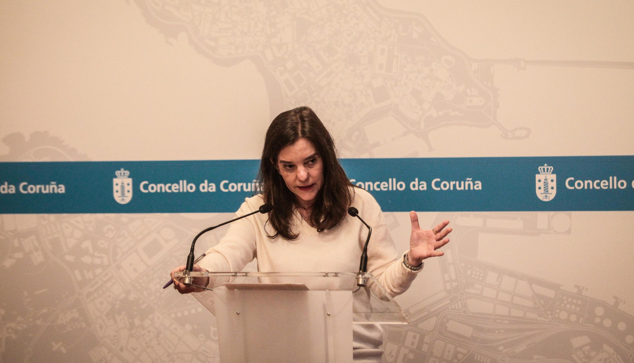 La alcaldesa de A Coruña, Inés Rey, en una rueda de prensa