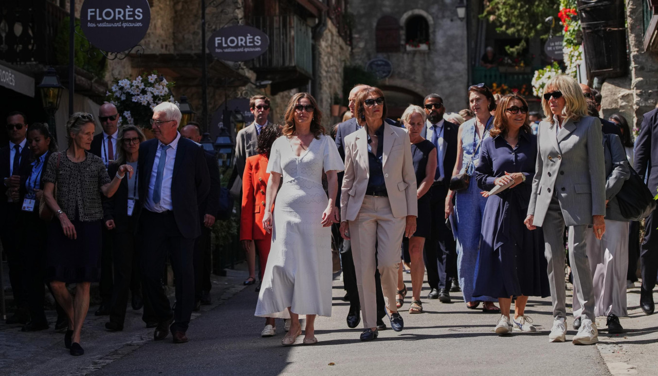 Brigitte Macron, a la derecha, durante la visita de ayer a Yvoire