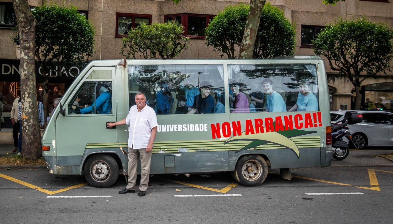 García Seoane posa con el autobús