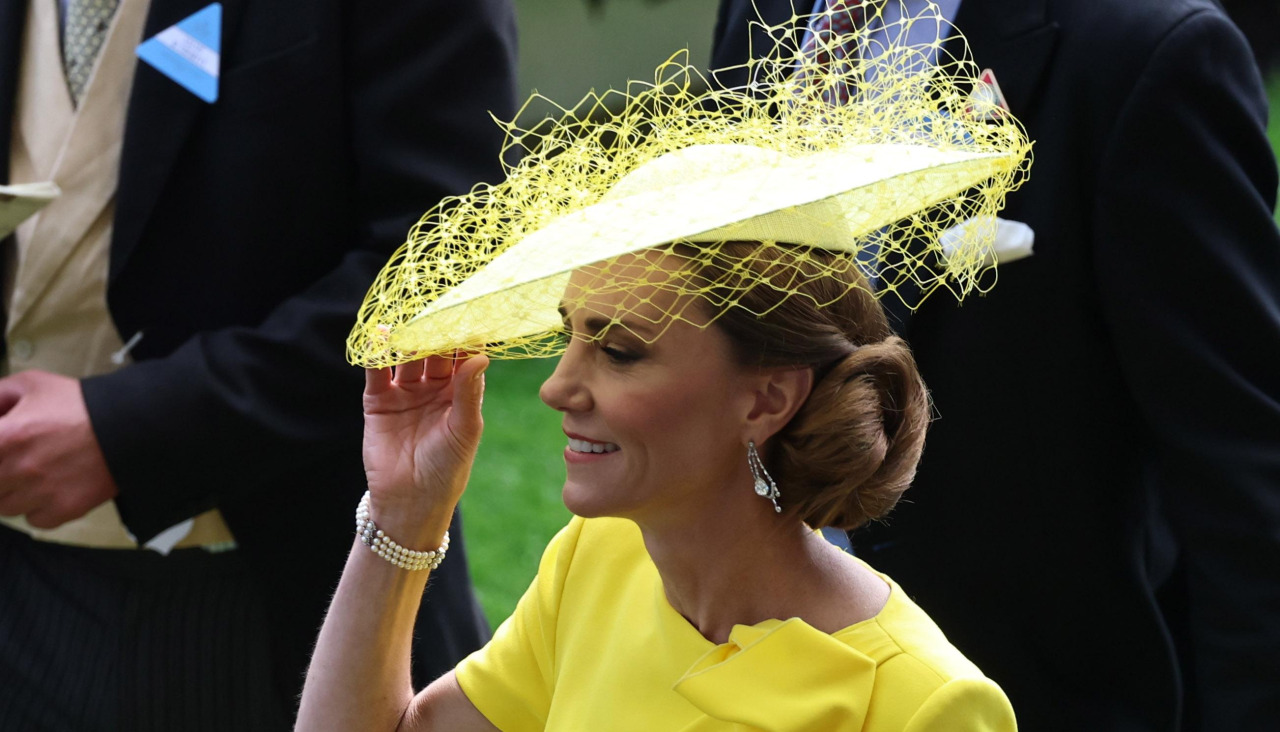 La princesa Catalina vestida de vibrante amarillo, en el segundo día de las tradicionales carreras británicas