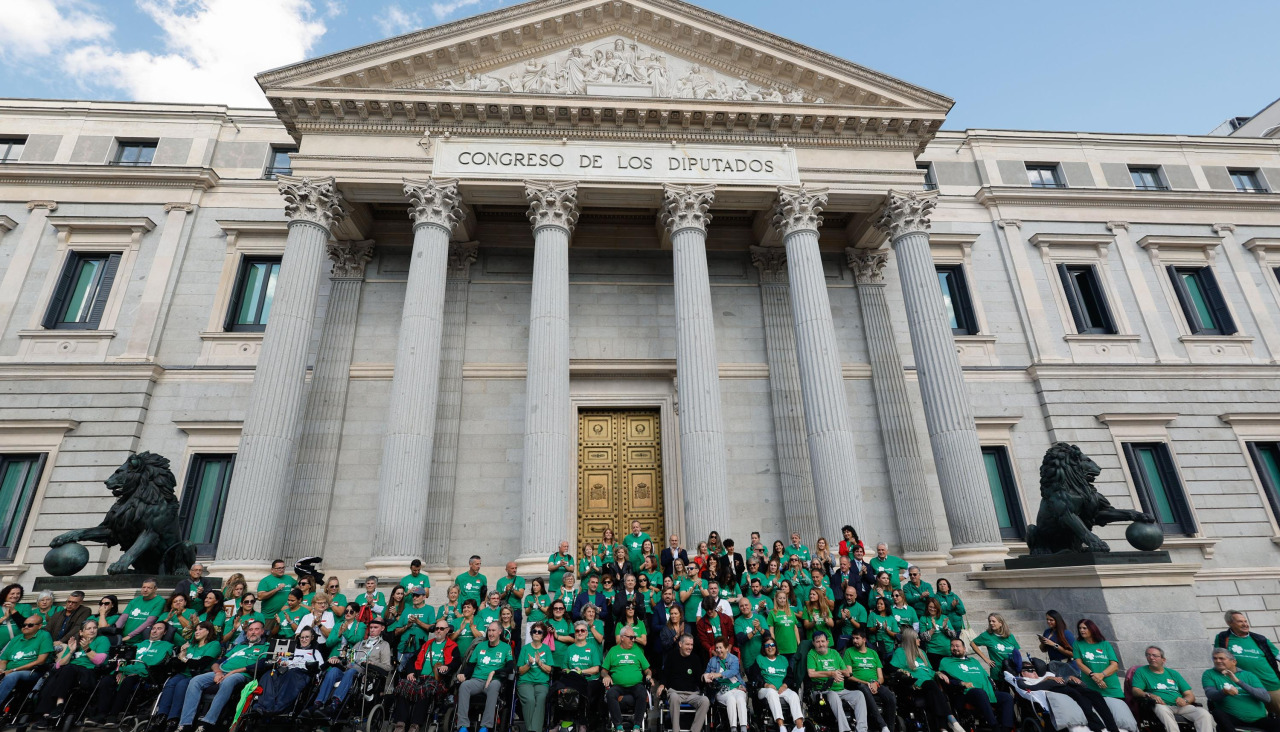 Pacientes de ELA celebran la aprobación de la ley en octubre de 2024 ante el Congreso
