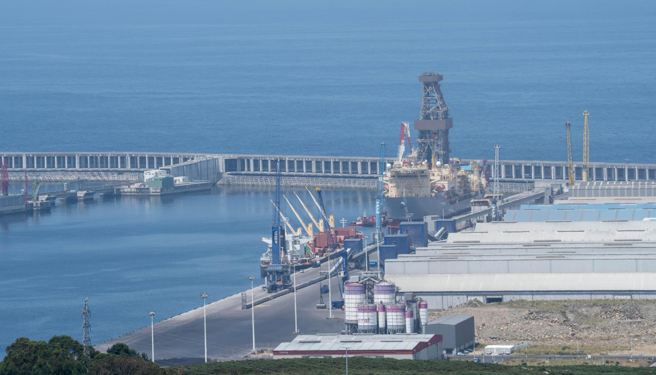 El ‘African Inspiration ‘ y el ‘Noble Valiant’ están atracados en el Puerto Exterior de Langosteira
