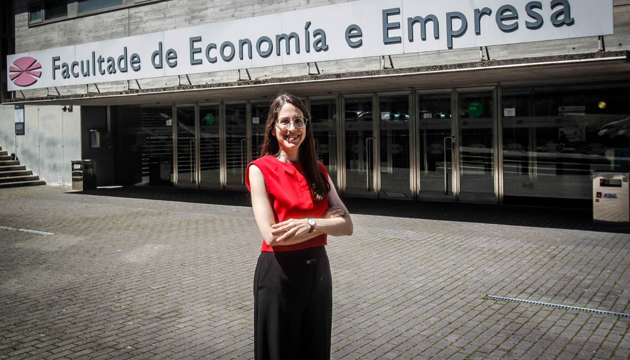 La investigadora María Barreiro, delante de la facultad de Economía y Empresa de la Universidad de A Coruña