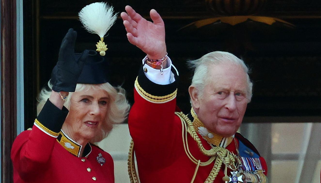 Los reyes Camila y Carlos III saludan desde el balcón de Buckingham el 13 de junio durante Trooping the Colour