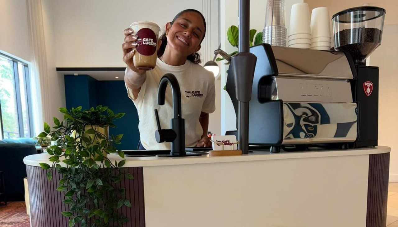 Lucero enseña uno de sus cafés