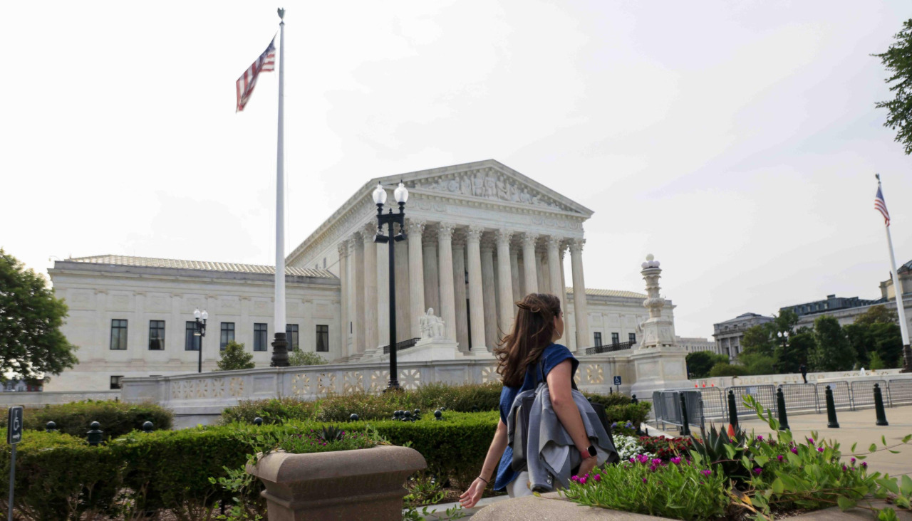 Una persona camina por delante de la sede del Tribunal Supremo de EEUU en Washington DC