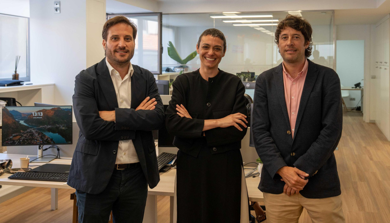 El CEO de Talento, Diego Carbajosa; la cofundadora Raquel Quiroga; y el director de Estrategia, César Hernández, en la sede central de A Coruña