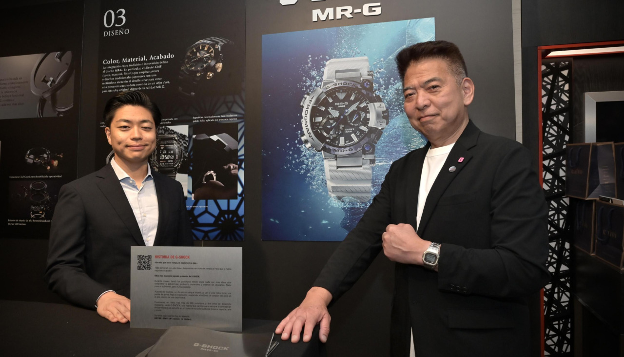 Tatsuya Izaki (a la derecha) luce este modelo tan exclusivo de Casio durante la presentación realizada en A Coruña
