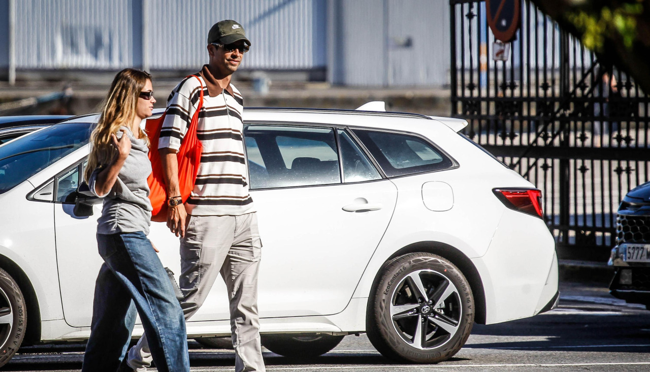 Clara Chía y Gerard Piqué, durante su paseo de este miércoles por el puerto de A Coruña