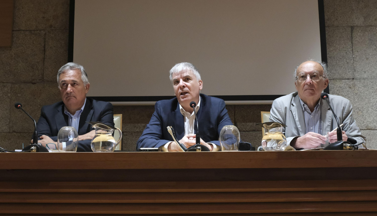 Los profesores José F. Armesto, Santiago Lago y Fernando González Laxe, este miércoles en la presentación del informe