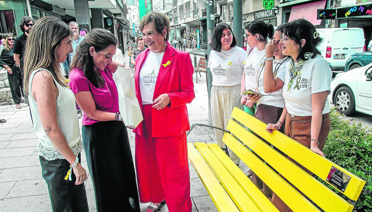 La concejala Nereida Canosa, Inés Rey y María Teresa Deus, junto al banco