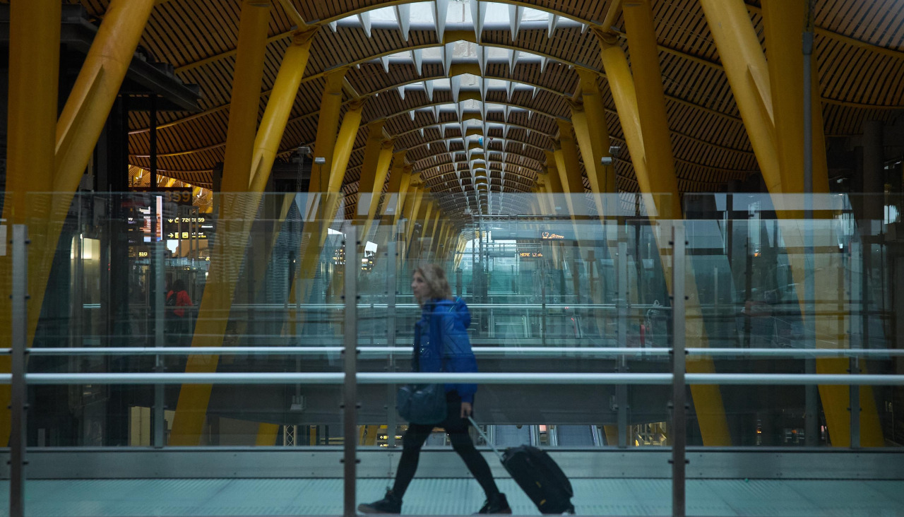 Una pasajera en el aeropuerto madrileño de Barajas