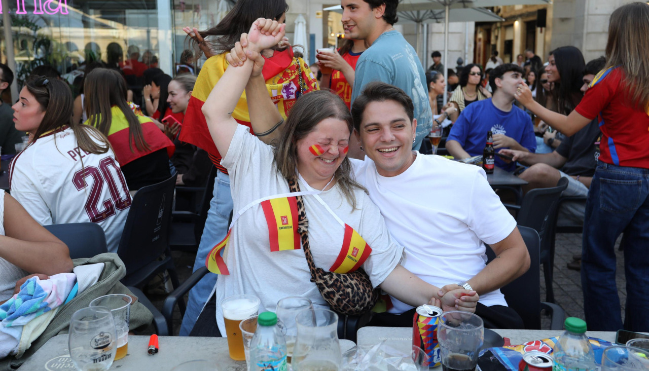 Dos aficionados apoyan a España en un bar de María Pita
