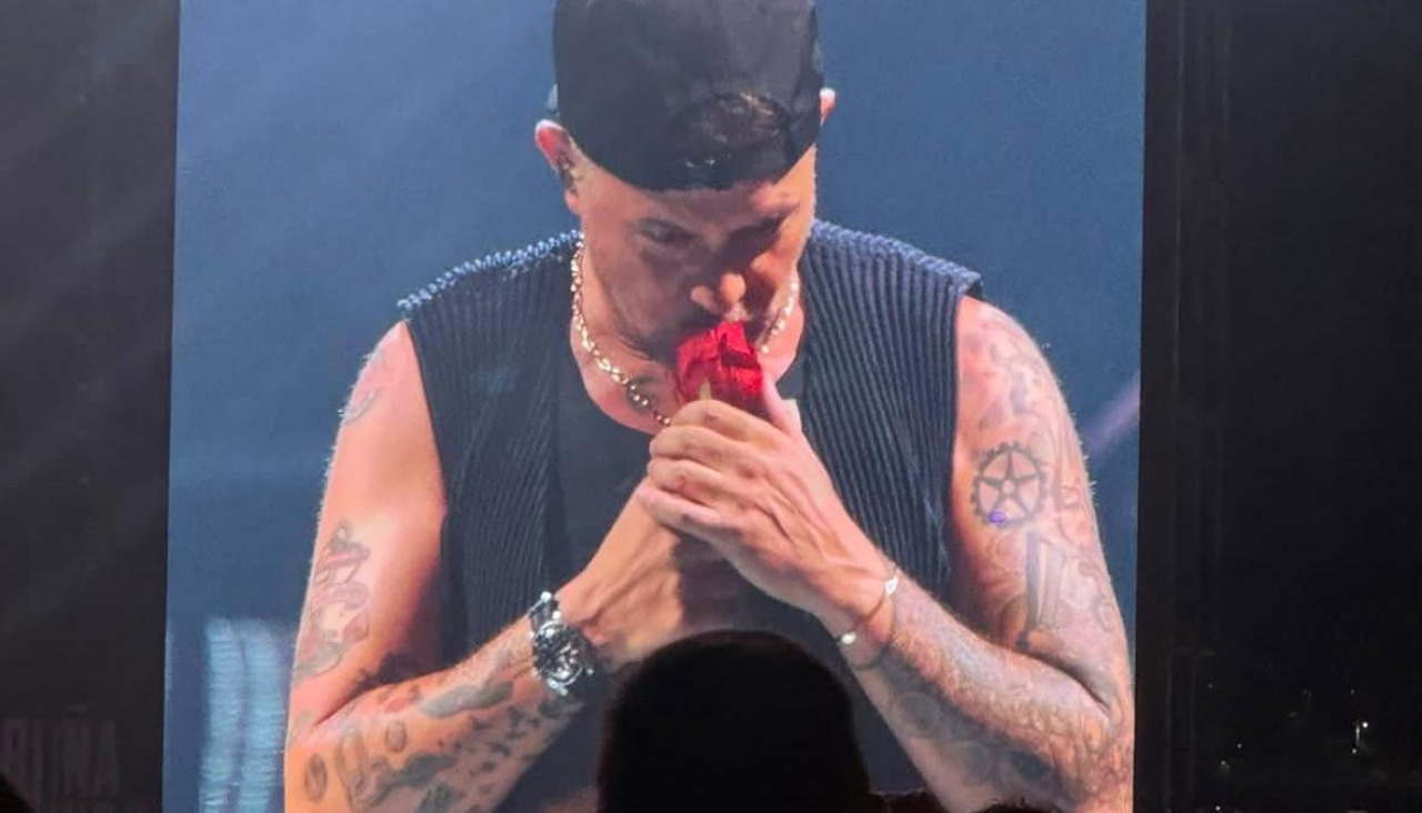 Alejandro Sanz besa la rosa de Teresa