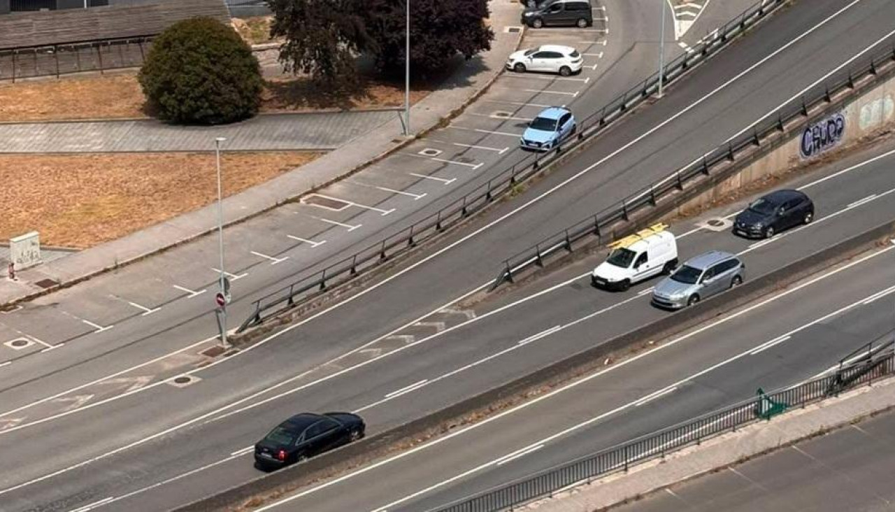 Un vehículo circula en dirección contraria este miércoles en la avenida García Sabell