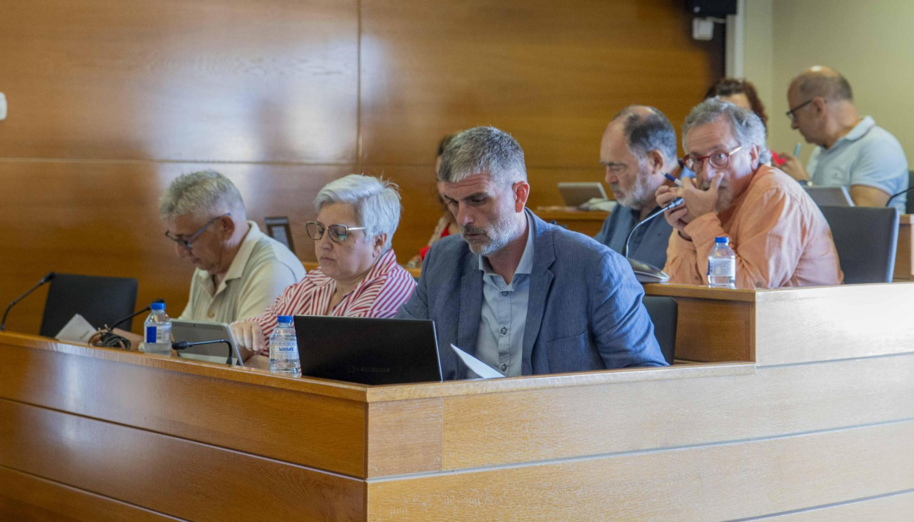 El grupo socialista arteixán, en primera fila, durante un pleno