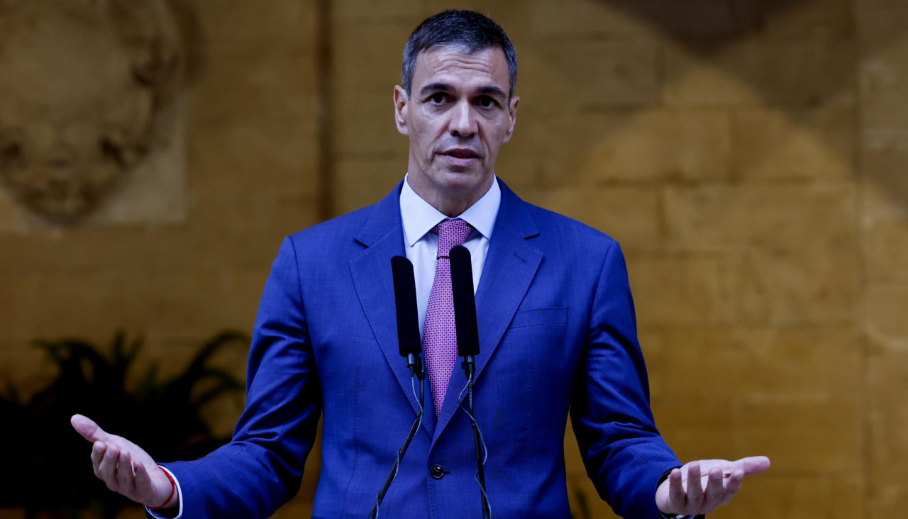 PALMA, 29/07/2026.- El presidente del Gobierno, Pedro Sánchez, atiende a la prensa tras un despacho de trabajo como es habitual cada verano, con el rey Felipe VI, este miércoles en el Palacio de la Almudaina, en Palma.EFE/ Ballesteros