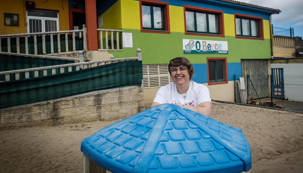 Lorena Souto posa en el exterior de la escuela infantil O Berce