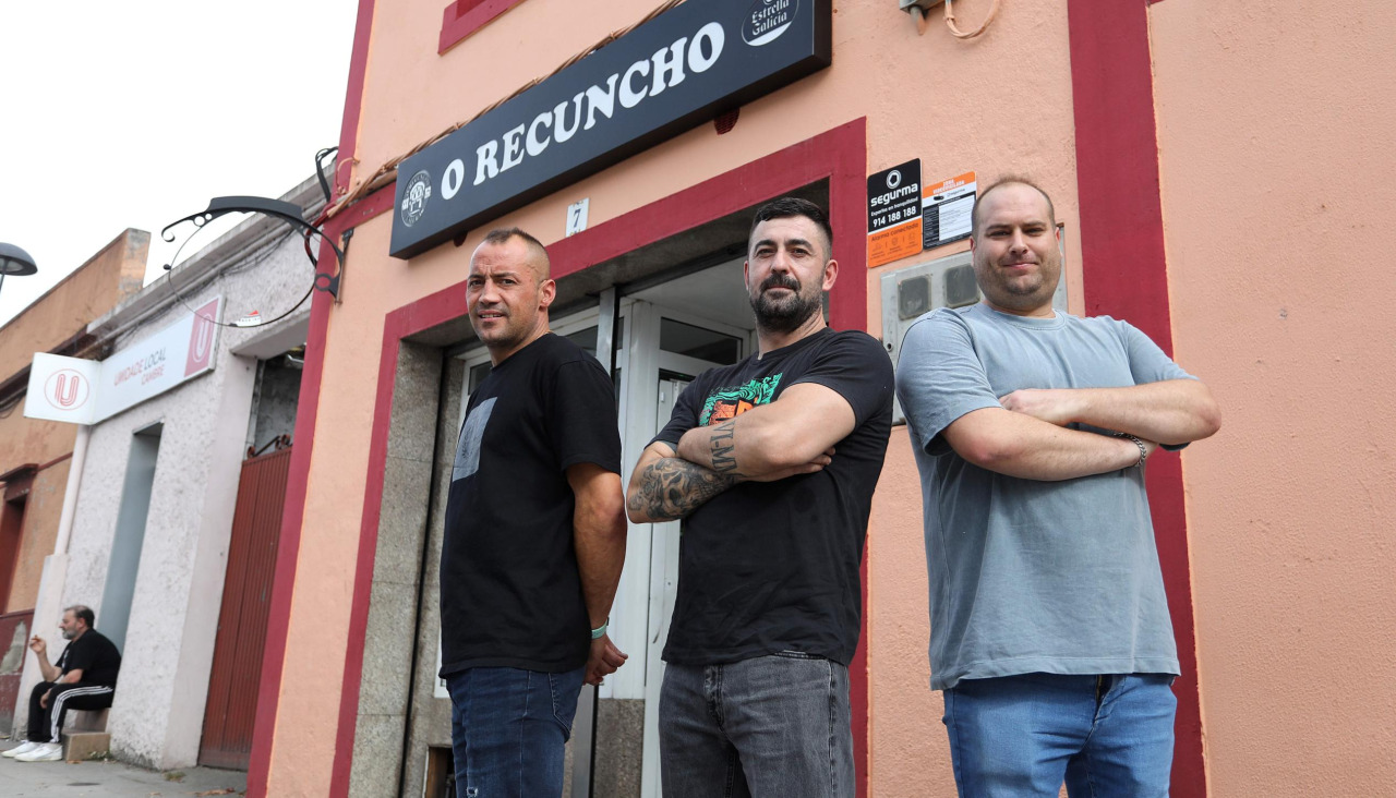Diego López, Diego Sánchez y Gonzalo Gómez posan ante su local en el centro urbano cambrés