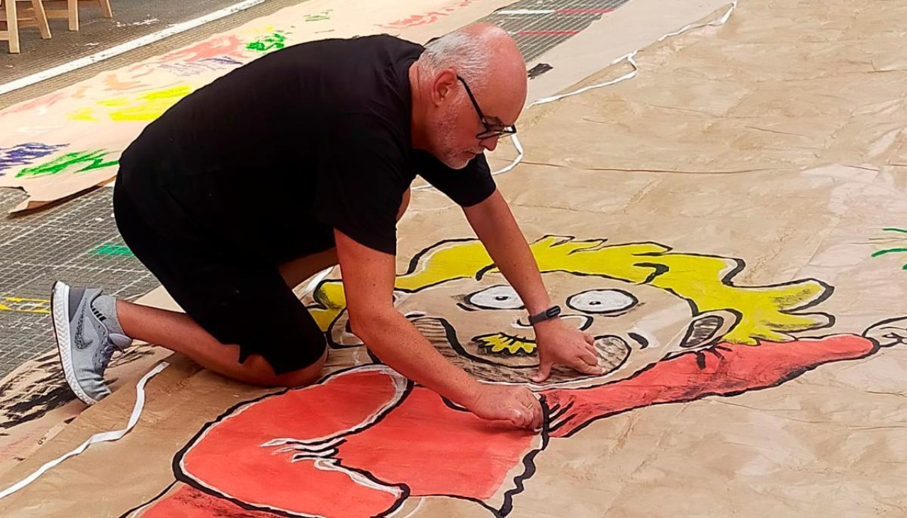 Xosé Tomás 'pintando' el Globo de San Roque