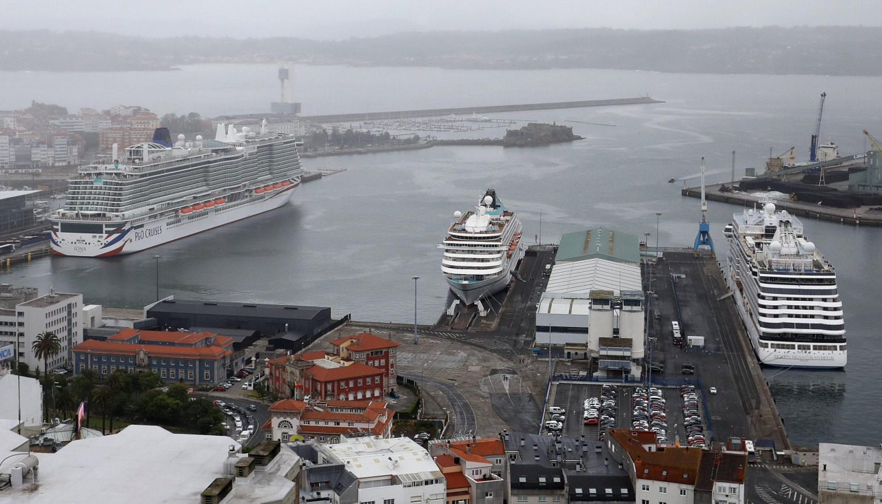 El puerto de A Coruña vivió una triple escala de cruceros el pasado mes de junio