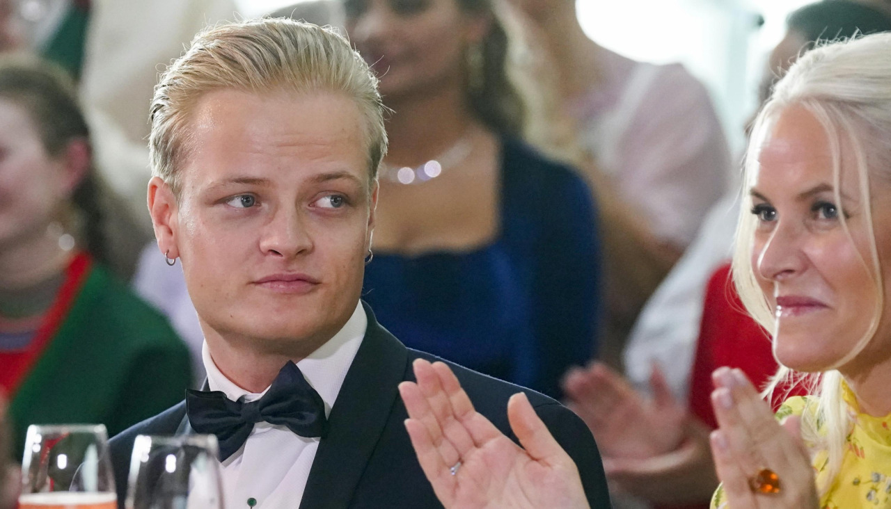 Marius Borg mira a su madre, la princesa Mette-Marit de Noruega, durante un evento en Oslo en junio de 2022
