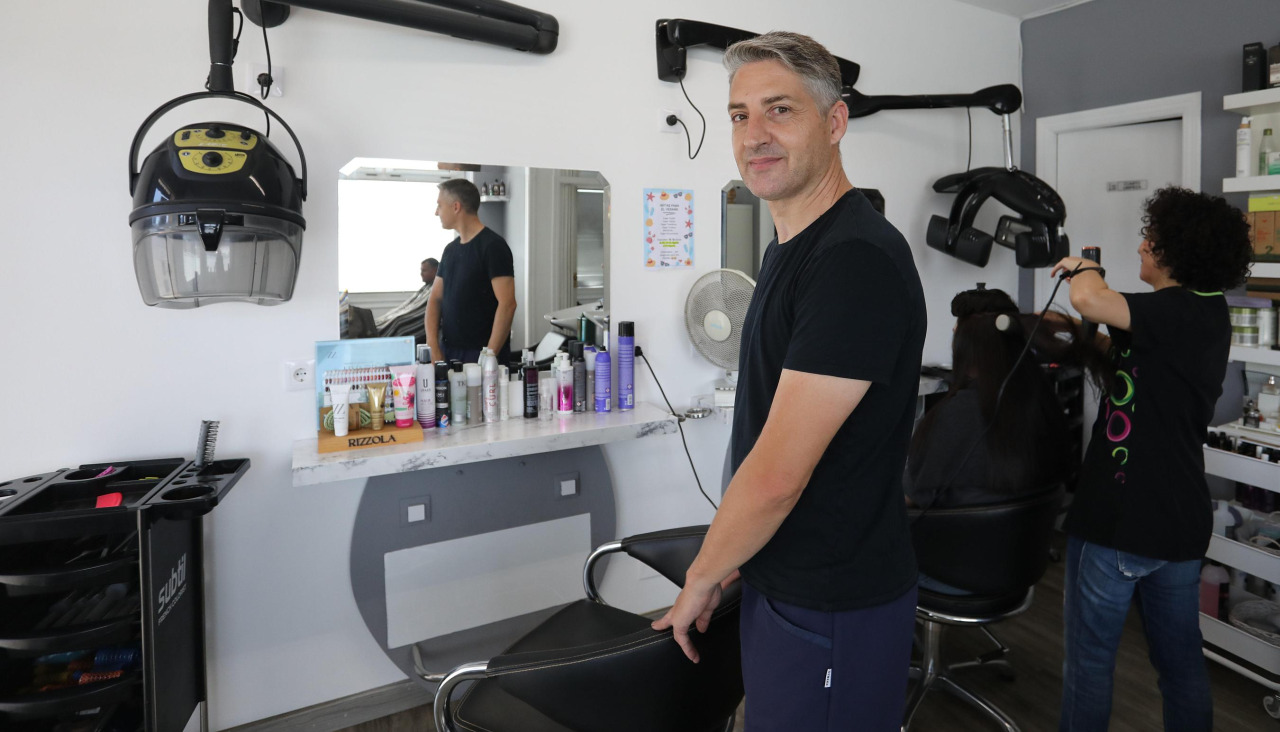 Felipe Couceiro posa en su peluquería
