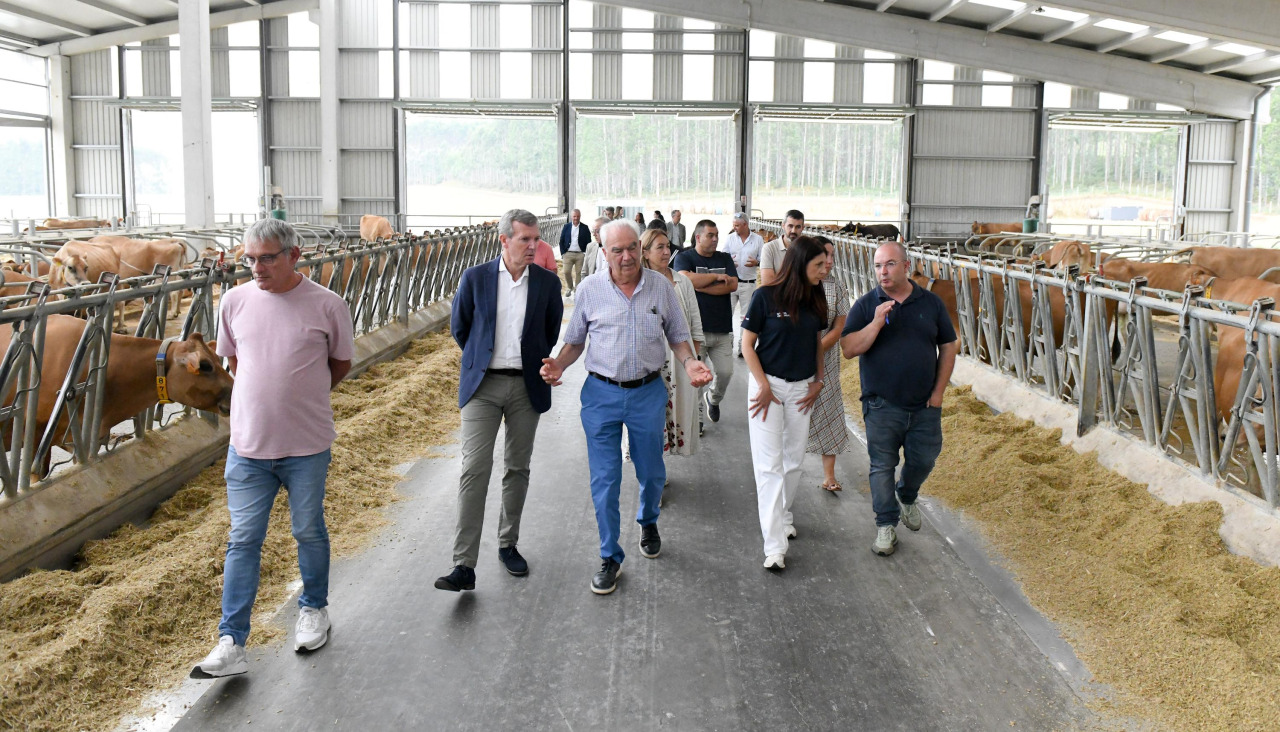 Visita de Alfonso Rueda a la Granja La Esperanza, de la Cooperativa Agraria Provincial de A Coruña (con sede en Bergondo)