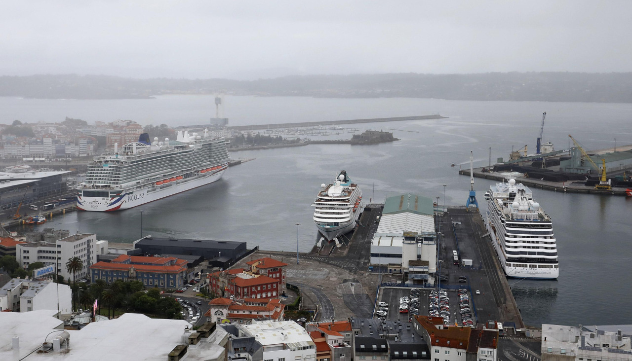 Tres cruceros permanecen atracados en el puerto de A Coruña durante esta semana