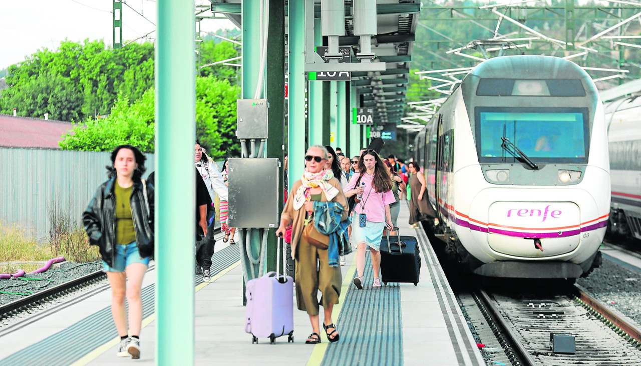 Viajeros caminan sobre un andén de la estación provisional de tren de A Coruña