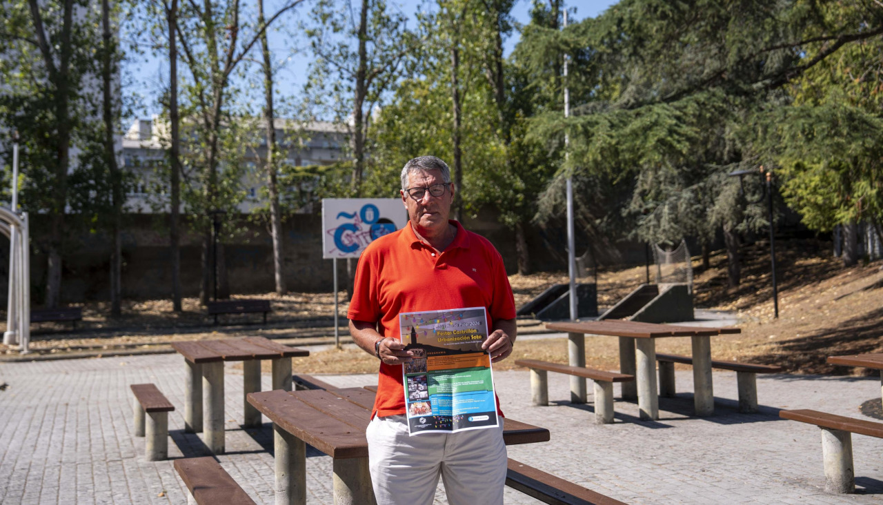 Ramiro Otero, presidente de la asociación vecinal de O Castrillón, con el cartel de las fiestas