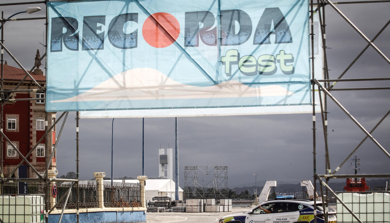 La cartelería del Recorda Fest ya luce en el puerto de A Coruña