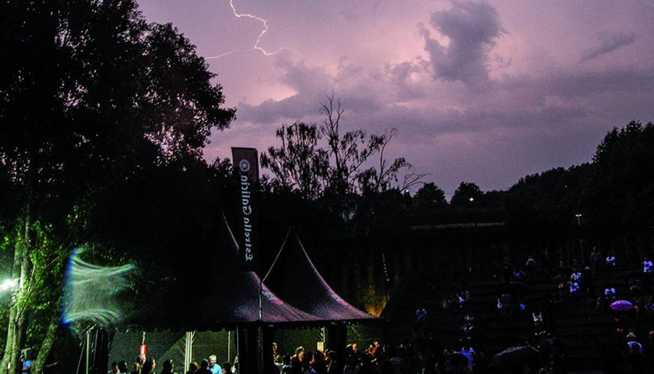 Tormenta eléctrica en un concierto de Iván Ferreiro en el pasatiempo de Betanzos.