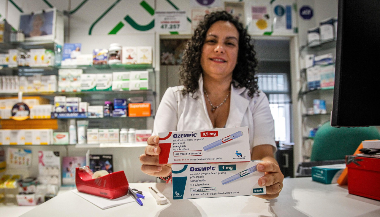 La farmacéutica Blanca González, con dos cajas de Ozempic, en su botica de Orillamar