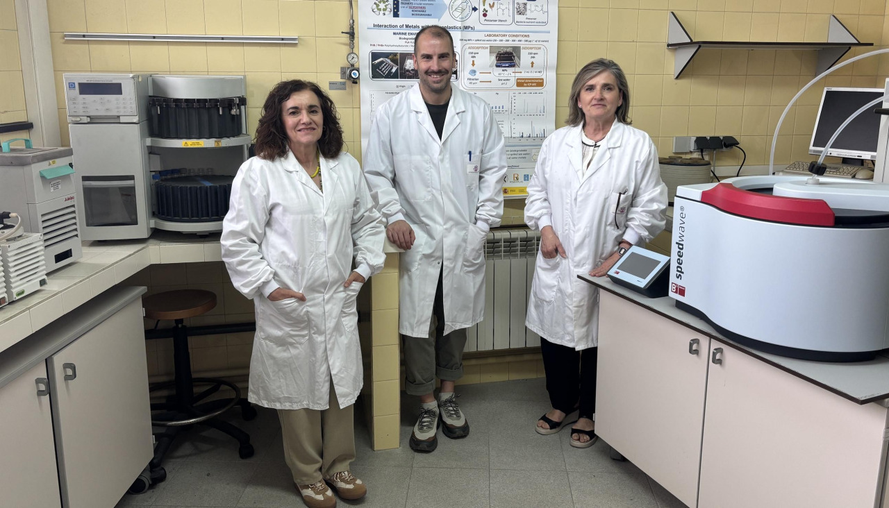 Los investigadores Alatzne Carlosena, Javier Terán y Rosa María Soto, en el laboratorio de la UDC