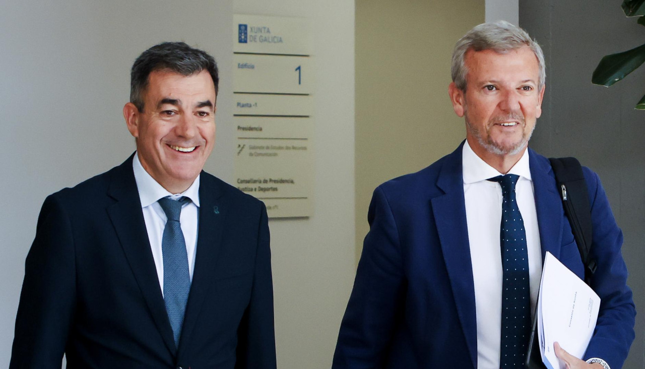 El conselleiro de Educación, Román Rodríguez, y el presidente gallego, Alfonso Rueda, este martes tras el Consello da Xunta